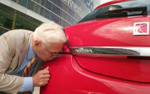 Bob Lutz kissing Saturn goodbye