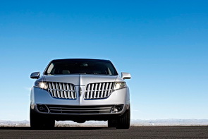 Lincoln MKT split-bow grille