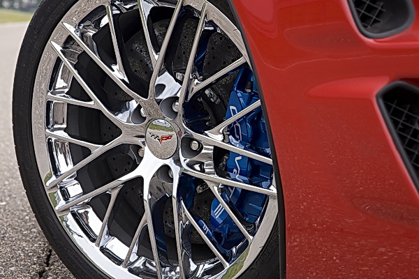 Chevrolet Corvette ZR1 20-spoke 19″ (front) wheel and Brembo carbon-ceramic brakes