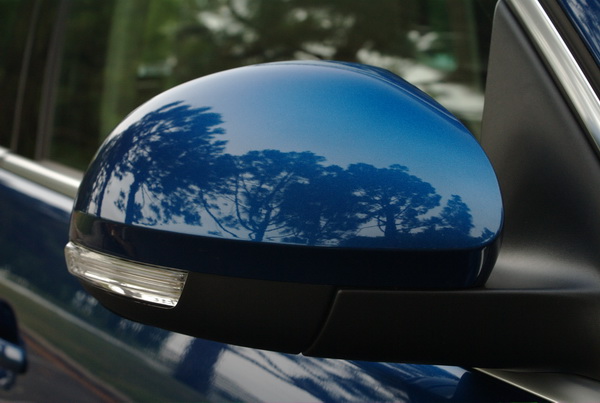 Volkswagen Tiguan - side view mirrors with integrated turn signals