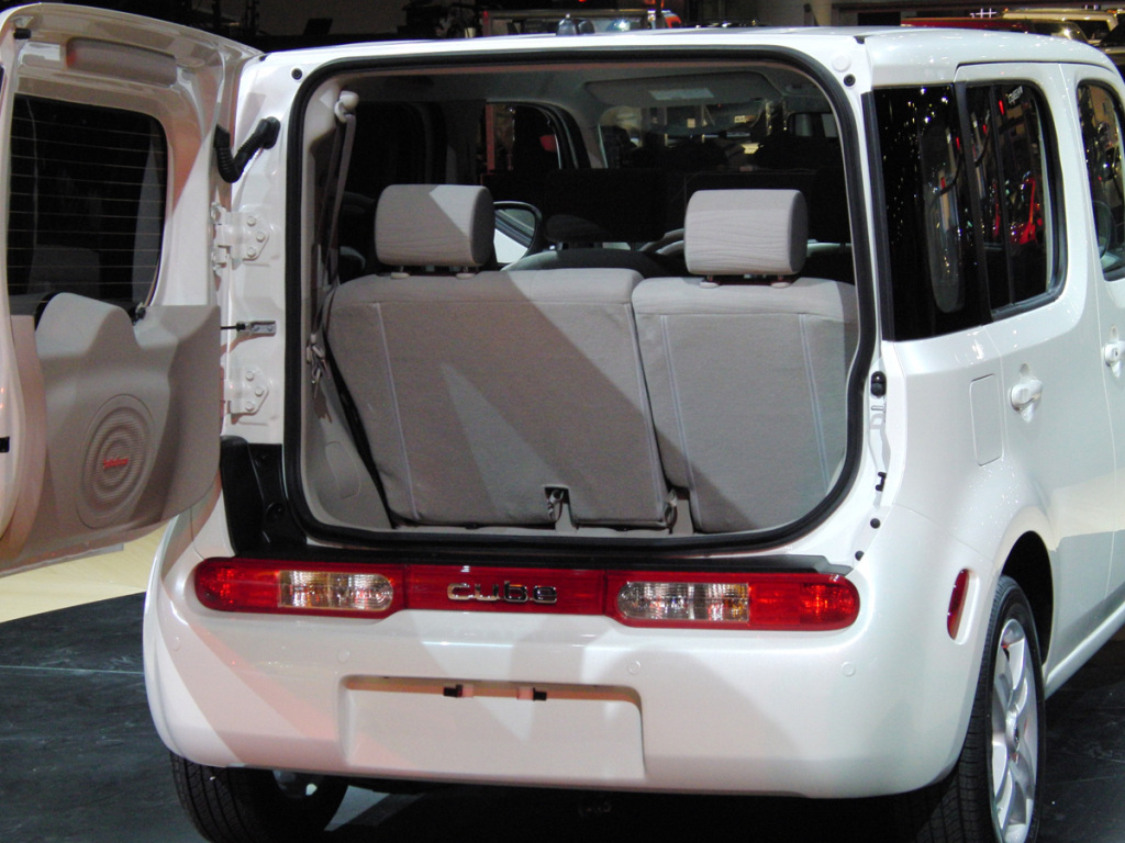 2009 Nissan Cube rear cargo area