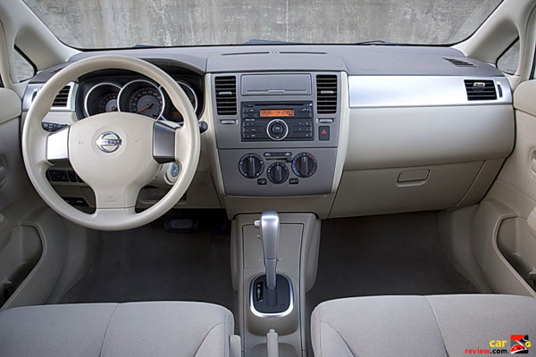 2008_nissan_versa_interior_600x400