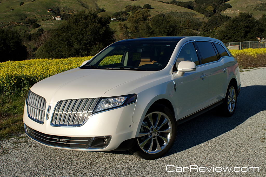 2011 Lincoln MKT distinctive split-wing grille