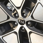 Kia Optima Hybrid optional 17 inch wheels and tires