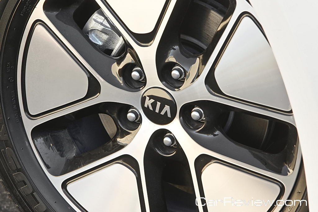 Kia Optima Hybrid optional 17 inch wheels and tires