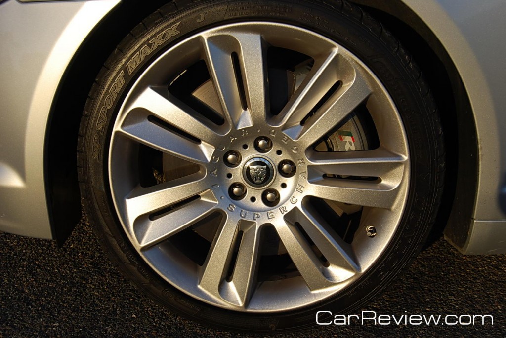 2011 Jaguar XFR 20-inch aluminum alloy wheels