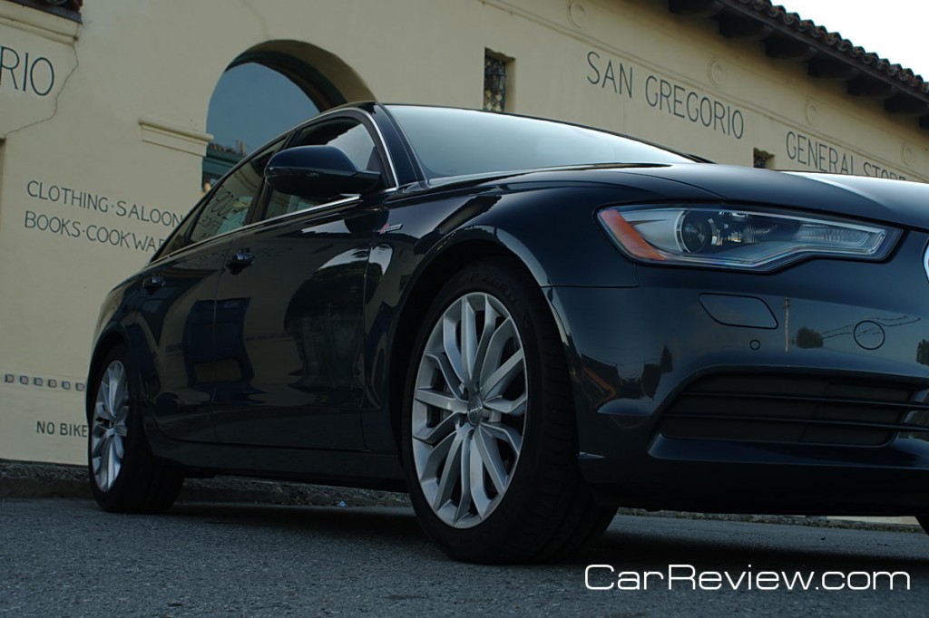 19-inch 15-spoke-design alloy wheels with 255/40 summer performance tires