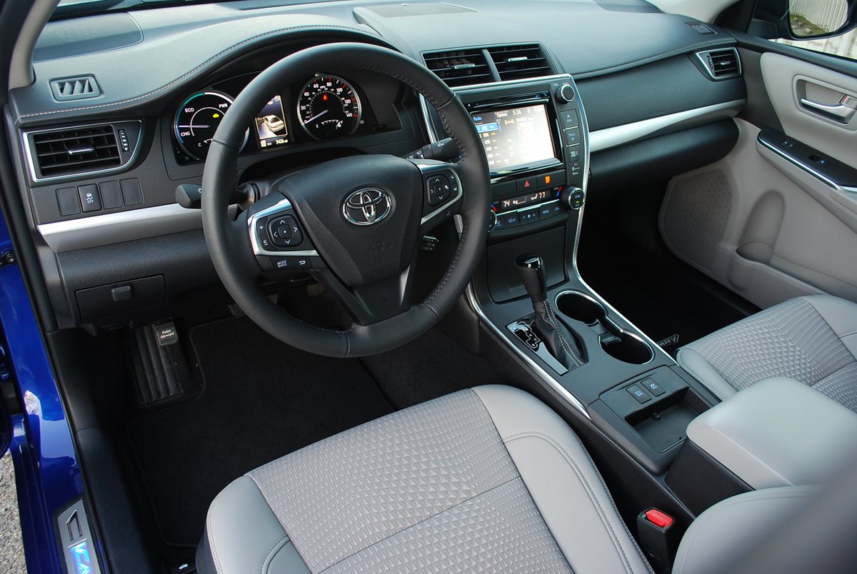 2015 Toyota Camry Hybrid SE Sedan