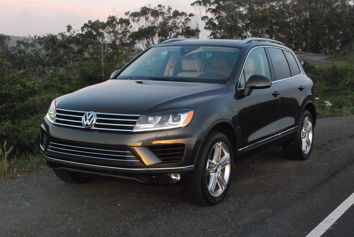 Черный Volkswagen Touareg 2014