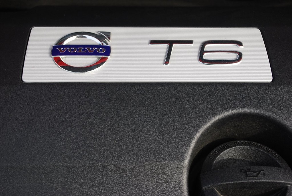 Title: 2015 Volvo V60 T6 R-Design