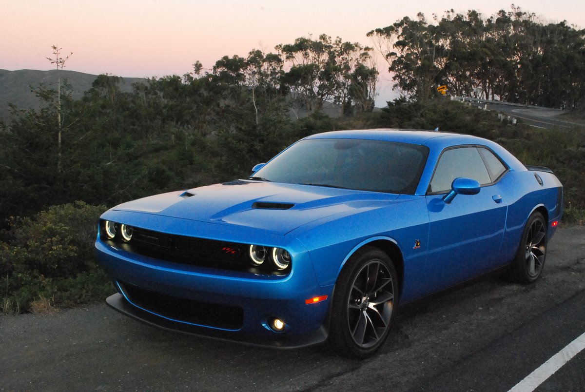 Dodge Challenger srt8 синий