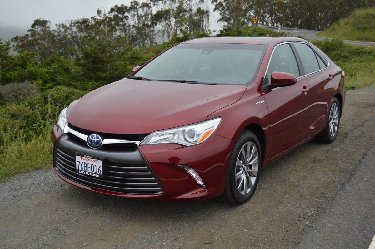 2016 Toyota Camry Hybrid XLE Sedan