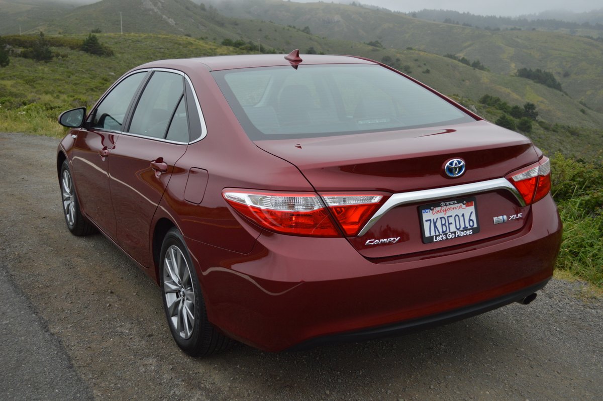 2016 Toyota Camry Hybrid XLE Sedan