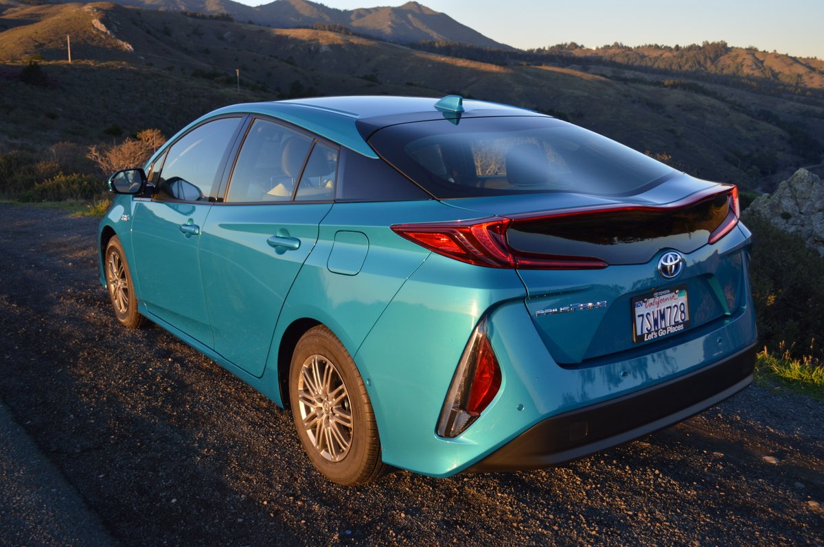 Toyota Prius v 2017