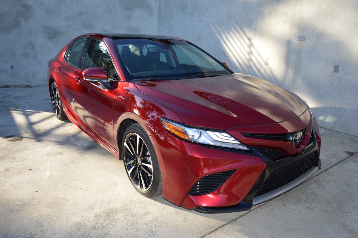 Toyota Camry 2018 красный салон